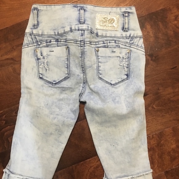 Distressed Bermuda shorts - Picture 2 of 4